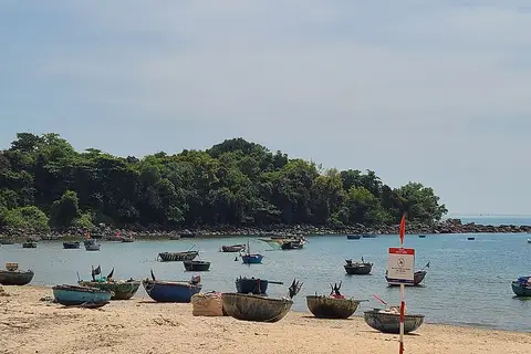 Ghe thúng trên bãi biển làng chài Nam Ô