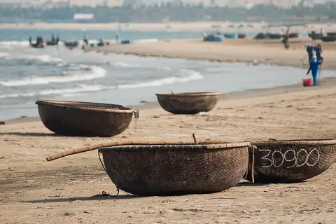 Ghe thúng nằm trên bãi biển Đà Nẵng