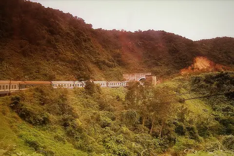 Tàu SE8 gần đèo Hải Vân