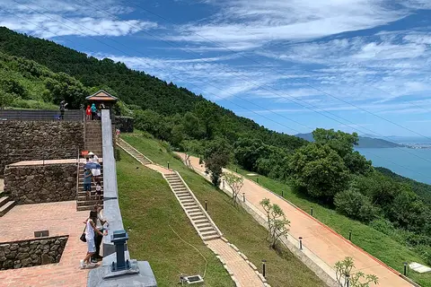 Bậc thang và tường thành Hải Vân Quan nhìn ra biển
