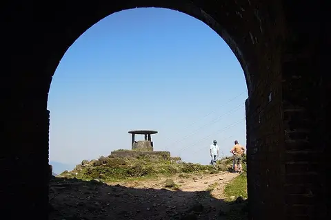 Nhìn qua vòm cổng Hải Vân Quan