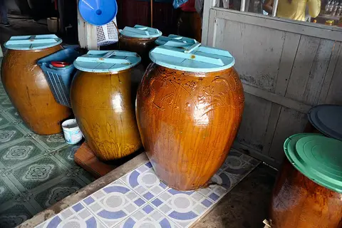 Chum ủ nước mắm truyền thống (ảnh minh hoạ)