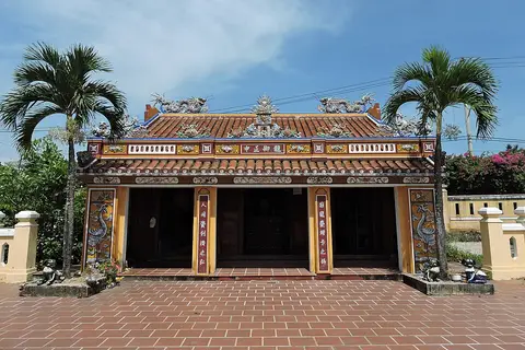 Lăng Ngư Ông ở làng chài cổ Nam Ô