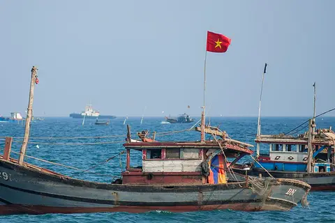Ghe đánh cá neo gần bờ biển Đà Nẵng