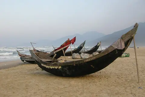 Ghe nan trên bãi biển Lăng Cô, chân đèo Hải Vân